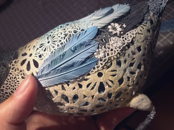 立体切り絵のオナガが美しい