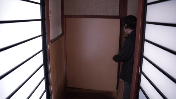 ドアを開ける男性