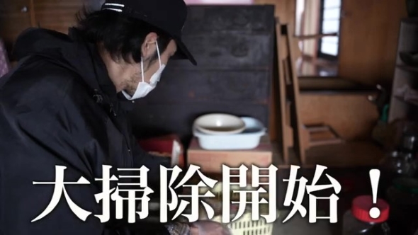 掃除を始める男性