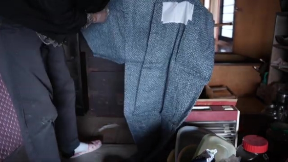 着物を広げる男性