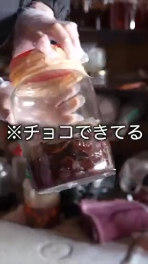 梅酒を持つ男性