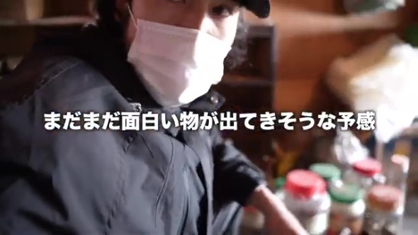 掃除をする男性