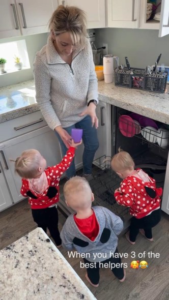 食器の片付けをお手伝いする三つ子とその母