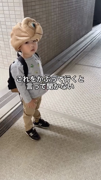 ETの帽子をかぶるゆづるくん