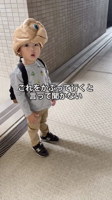 ETの帽子をかぶるゆづるくん