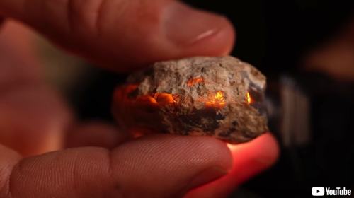 磨かれるオパールの原石