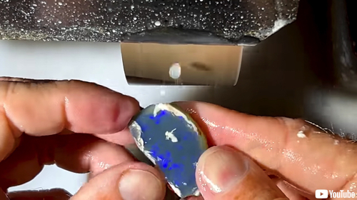 磨かれるオパールの原石