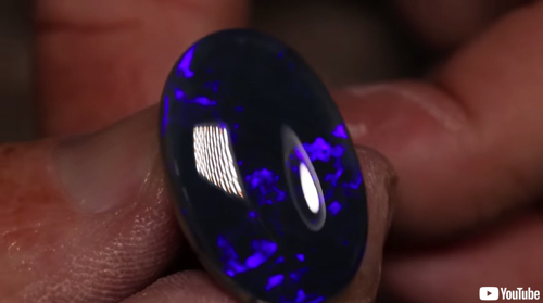 磨かれるオパールの原石