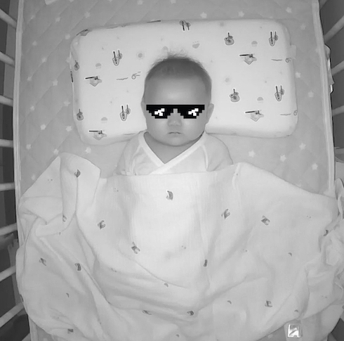 ベッドの真ん中で眠る娘