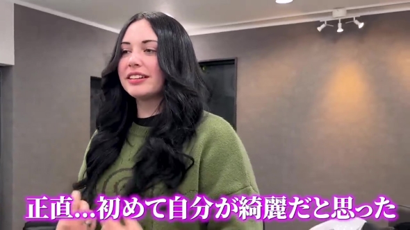 鏡で自分を見つめる女性