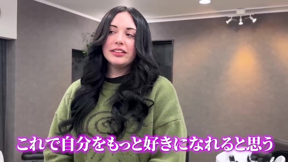 鏡で自分を見つめる女性