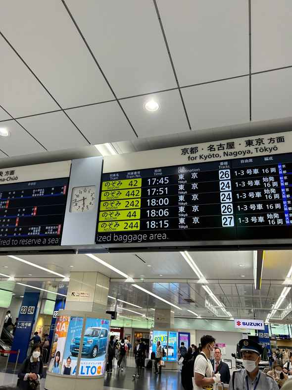 こんなことある!?」 電光掲示板に表示された“4と2しかない列車