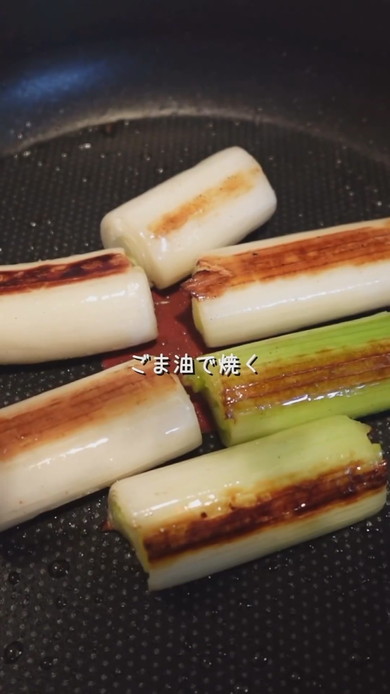 給料日の晩酌をする女性の様子