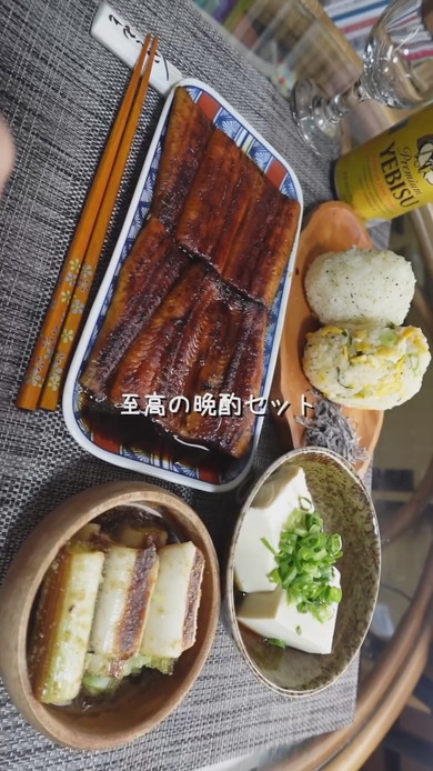 給料日の晩酌をする女性の様子