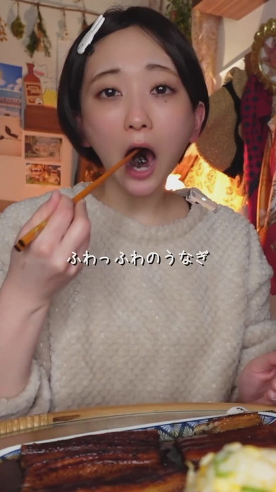 給料日の晩酌をする女性の様子