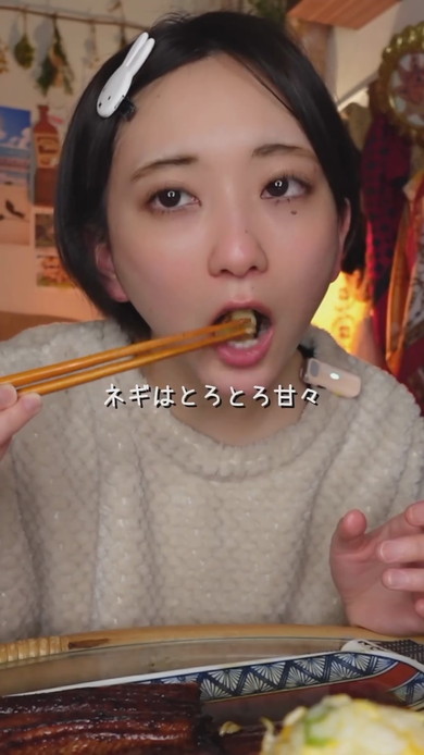 給料日の晩酌をする女性の様子