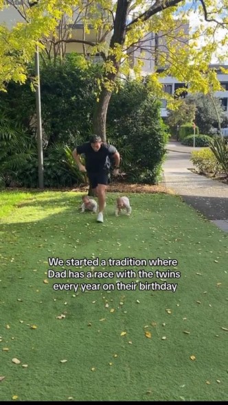 父親と競争する双子の赤ちゃん