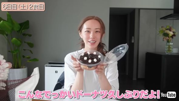 ドーナツを持つてんちむさん