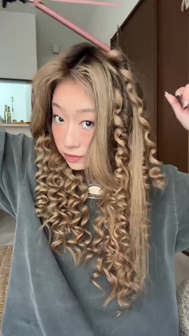 髪の毛を巻く女性