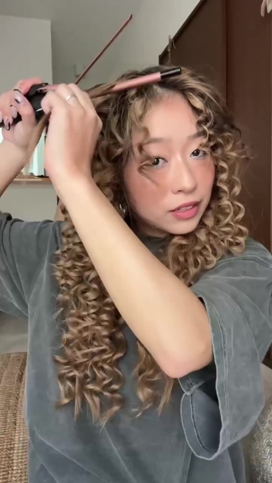 前髪を巻く女性