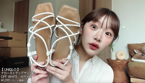 ホワイトカラーのサンダルでキュートに