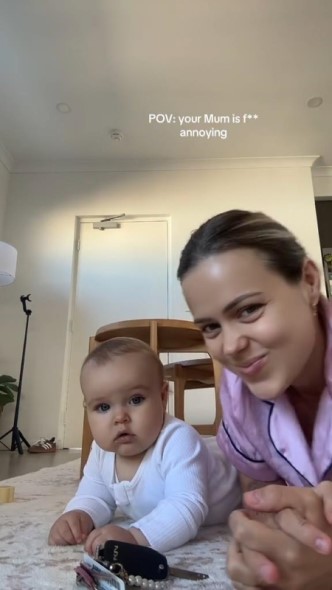 こちらを見る赤ちゃんと母親