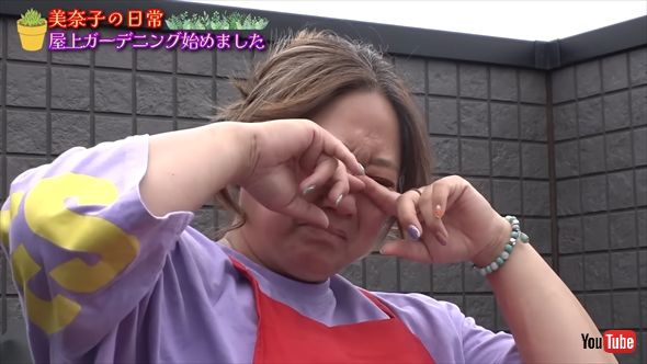 育児の悩みで涙する8人の母・美奈子