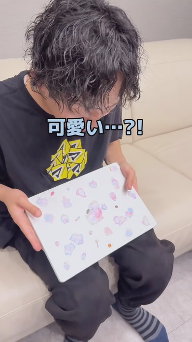 起きたら子どもにPCやカメラにシールを貼られていたパパさん