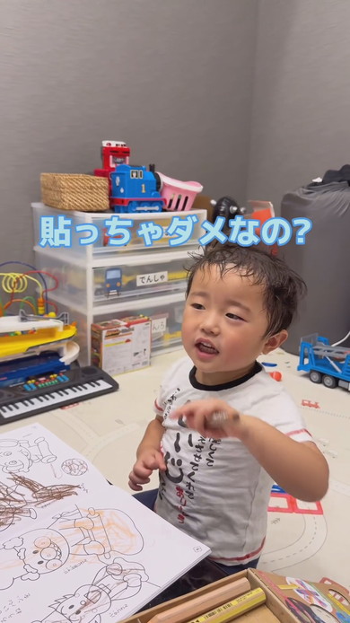 起きたら子どもにPCやカメラにシールを貼られていたパパさん