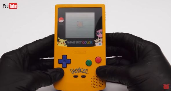 1999年発売のゲームボーイカラー ポケモン3周年記念バージョン