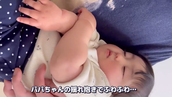 赤ちゃんを寝かしつけるパパ