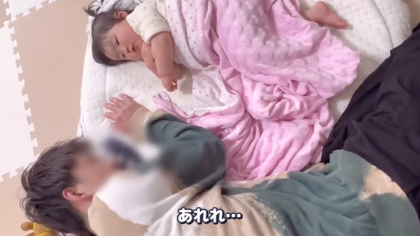 赤ちゃんを寝かしつけるパパ