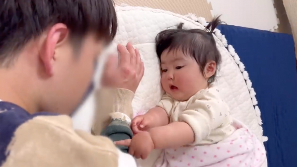 パパを起こそうとする赤ちゃん