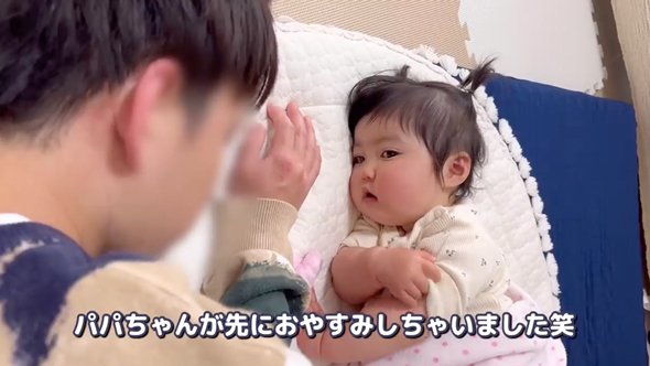 パパを起こそうとする赤ちゃん