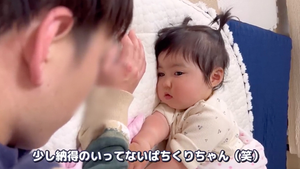 パパを起こそうとする赤ちゃん