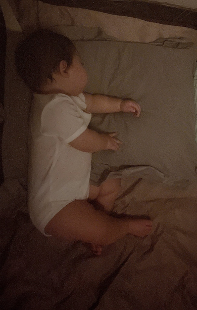 「E」に見える寝姿