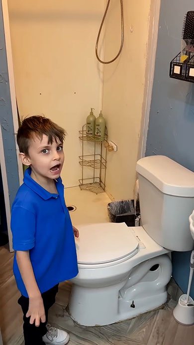 掃除の女王・ピカピカなバスルームに驚く男の子