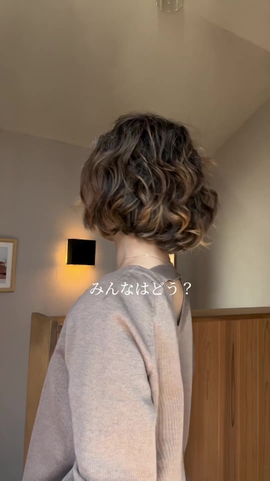 後ろ姿の女性