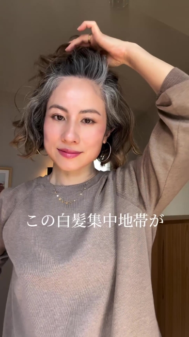 髪をかき上げる女性