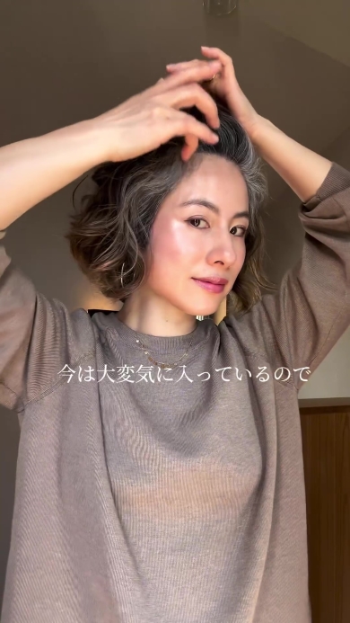 髪をかき上げる女性