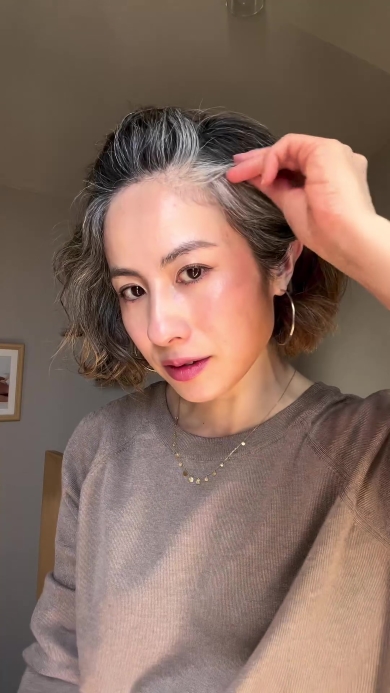 ポンパドールスタイルの女性