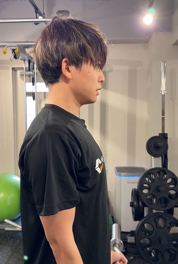 筋トレ中の松丸さん