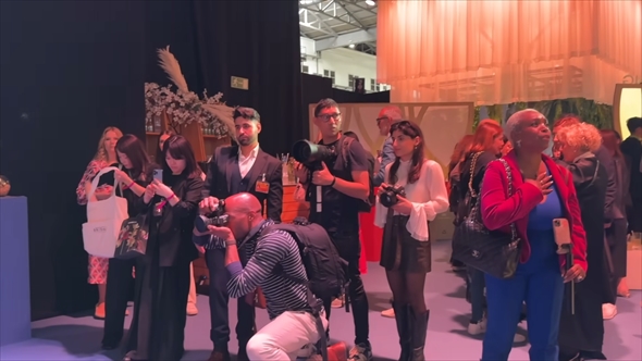 スペインのファッションショーに着物で出演した日本人モデル