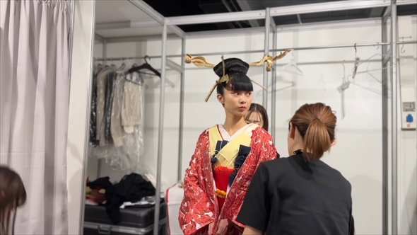 スペインのファッションショーに着物で出演した日本人モデル