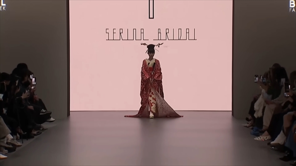 スペインのファッションショーに着物で出演した日本人モデル