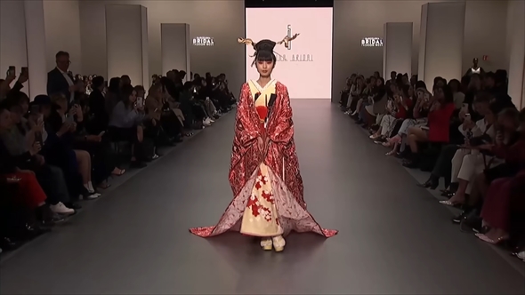 スペインのファッションショーに着物で出演した日本人モデル