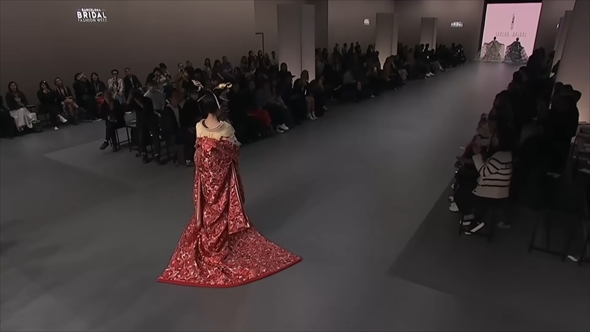 スペインのファッションショーに着物で出演した日本人モデル