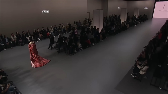 スペインのファッションショーに着物で出演した日本人モデル