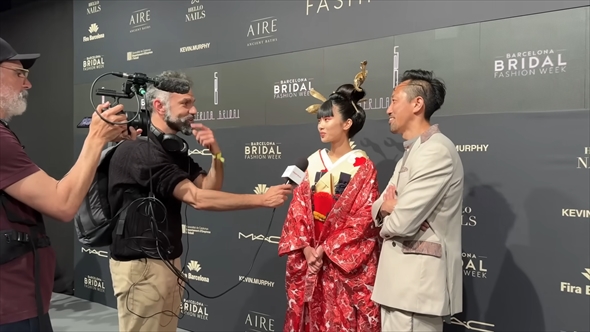 スペインのファッションショーに着物で出演した日本人モデル