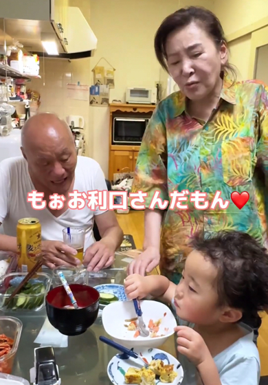 お利口な孫にメロメロのじいじとばあば